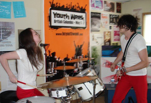 Photos: White Stripes Rock a Tiny Classroom [Burnaby, British Columbia; 06/24/07]